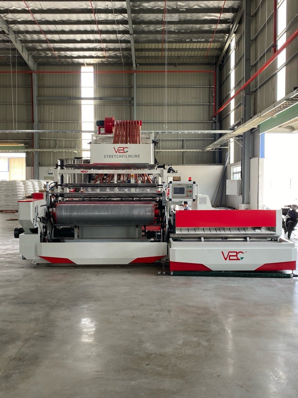 Các máy móc hiện đại được thiết kế để đảm bảo độ chính xác cao trong quá trình sản xuất.