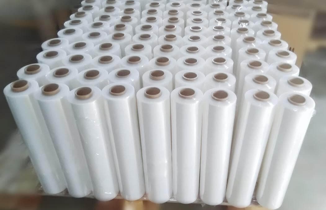 Màng PE có khả năng chống thấm nước, ngăn chặn sự tiếp xúc trực tiếp giữa hàng hóa và môi trường ẩm ướt